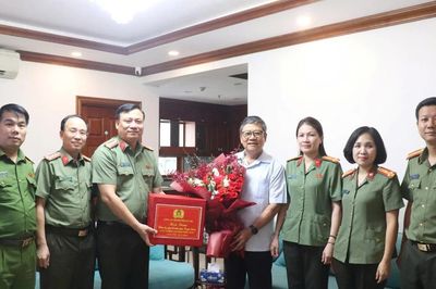 Công an Hà Nội thăm hỏi, tri ân các đồng chí nguyên lãnh đạo Công an Thành phố