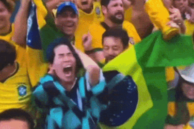 Danh tính CĐV Nhật Bản gào thét giữa vòng vây fan Brazil