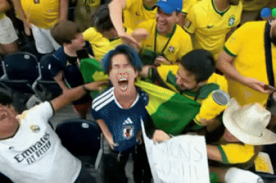 CĐV Nhật Bản đau đớn, gào thét giữa đám đông fan Brazil viral khắp MXH