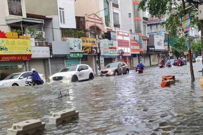 Hải Phòng chìm trong biển nước, cá bơi cả vào nhà người dân