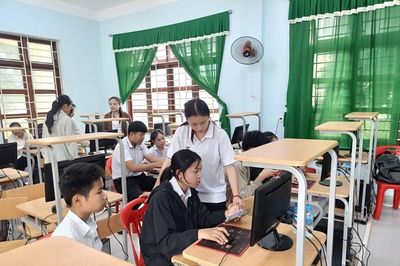 Tập huấn giáo dục STEM Robotics cho giáo viên, học sinh tại Lào