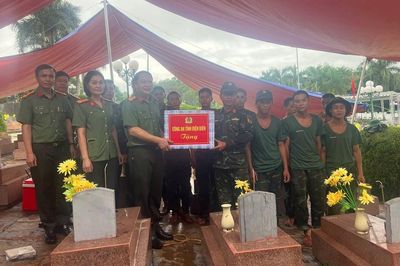 Động viên lực lượng lấy mẫu ADN hài cốt liệt sĩ tại Nghĩa trang Tông Khao