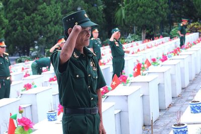 Xúc động rơi nước mắt trước hình ảnh tri ân các anh hùng liệt sĩ tại Nghĩa trang Vị Xuyên