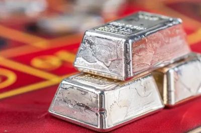Sáng 30/6, giá bạc tiếp đà giảm