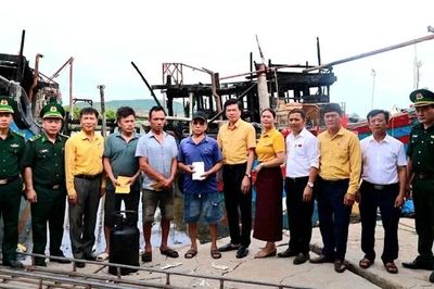 Nghệ An hỗ trợ các gia đình có tàu cá bị cháy