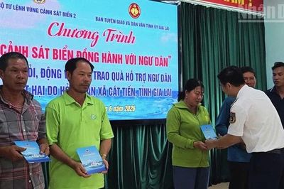 Bộ Tư lệnh Vùng Cảnh sát biển 2 thăm hỏi các gia đình ngư dân bị hỏa hoạn