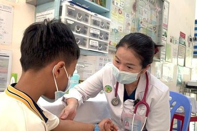 Sai lầm của cha mẹ làm trẻ viêm thanh quản mùa hè