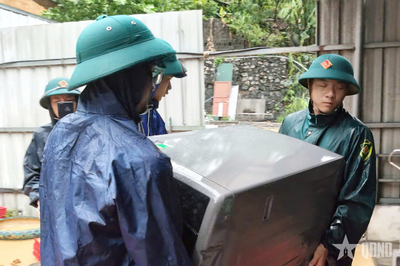 Quảng Ninh: Cán bộ, chiến sĩ Ban CHQS phường Cửa Ông hỗ trợ xử lý điểm sạt lở
