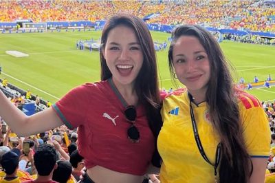 Nữ CĐV một mình bay nửa vòng trái đất, bật khóc khi thấy Ronaldo