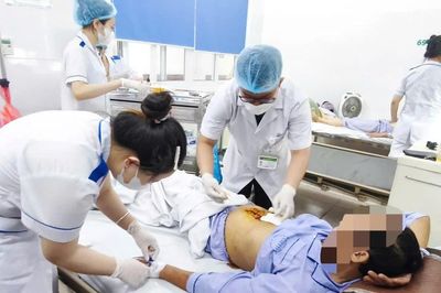Sỏi mật tái phát sau nhiều năm, cụ ông 71 tuổi mổ cấp cứu vì biến chứng nặng