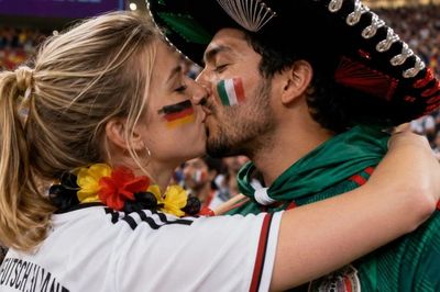 Bùng nổ ứng dụng hẹn hò mùa World Cup 2026: Lễ hội tình yêu chớp nhoáng hay cạm bẫy bên lề sân cỏ?