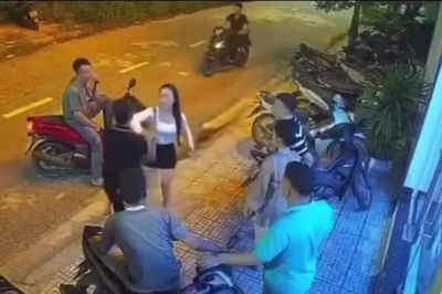 Tạm giữ 2 đối tượng vụ cô gái bị hành hung trước quán karaoke ở Ninh Bình