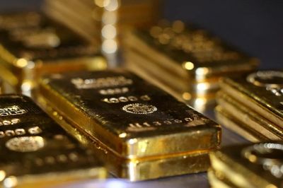 Giá vàng thế giới lao dốc, dầu thô bật tăng