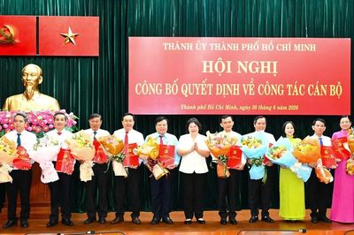 Thành ủy TPHCM điều chuyển 12 cán bộ chủ chốt về các phường, xã