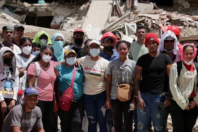 Vừa bị trục xuất khỏi Mỹ, hàng trăm người Venezuela mất tích trong thảm họa động đất