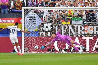Người hùng Paraguay nói gì khi loại thần tượng khỏi World Cup?