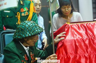 Hình ảnh xúc động tại lễ tang Anh hùng La Văn Cầu