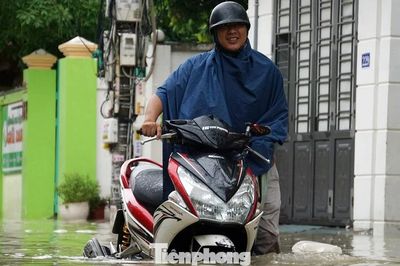 Nhiều phố trung tâm Hải Phòng ngập sâu từ sáng đến trưa