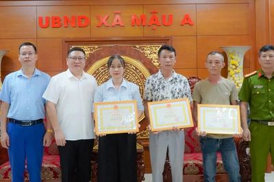 Ba người cứu một phụ nữ tâm thần nhảy xuống dòng nước xiết lúc rạng sáng