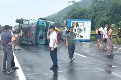 Xe container mất lái, chắn ngang cao tốc đoạn qua Phú Thọ