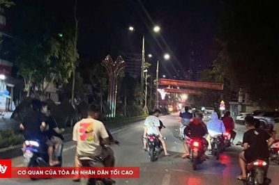 Nhóm thanh niên mang theo hung khí, lạng lách trên đường