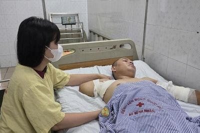 Vợ trẻ đau đớn chứng kiến người chồng mỗi ngày mất thêm một phần cơ thể