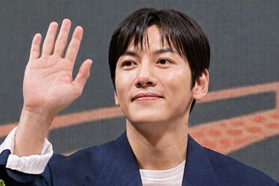 Tài tử Ji Chang Wook điển trai gây sốt, tiết lộ điều quan trọng nhất ở tuổi 39