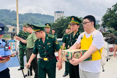 Bàn giao 19 đối tượng người Trung Quốc cho Cục Công an Châu Hồng Hà