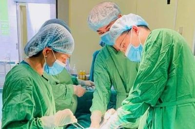 Đau bụng tuổi dậy thì, bé gái bất ngờ có khối u buồng trứng xoắn 12cm