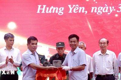 Bàn giao hơn 200 tài liệu, hiện vật xây dựng Bảo tàng Đảng Cộng sản Việt Nam