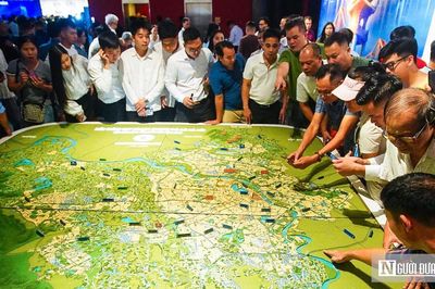 Hà Nội: Người dân đổ xô đi xem Quy hoạch tổng thể tầm nhìn 100 năm
