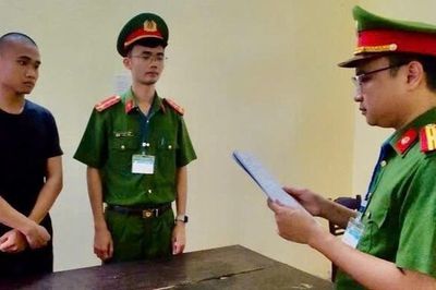 'Hô biến' hóa chất thành sữa tắm, dầu gội giả thương hiệu nổi tiếng, cặp đôi cầm đầu bị khởi tố