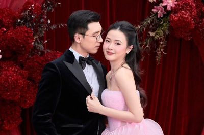 Midu và chồng doanh nhân 'tình bể bình' trong tiệc kỷ niệm 2 năm ngày cưới