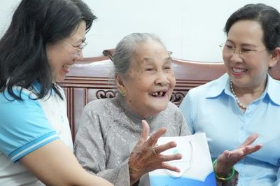 Chủ tịch Hội LHPN Việt Nam Lê Thị Thủy thăm, tặng quà Mẹ Việt Nam anh hùng, gia đình chính sách tại Tây Ninh