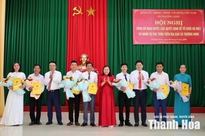 Xã Thượng Ninh công bố nghị quyết, quyết định kiện toàn tổ chức thôn