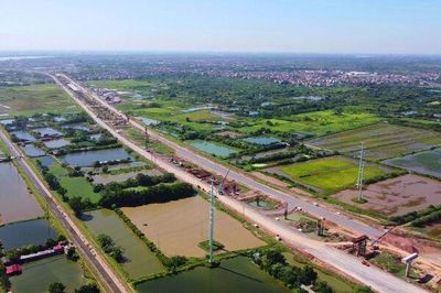 Hình ảnh làn cao tốc Vành đai 4 trên cao bắt đầu gác dầm