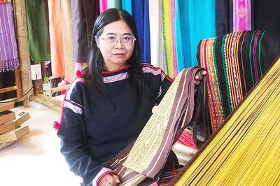 Hồi sinh hoa văn cổ Mnông trên thổ cẩm tơ tằm