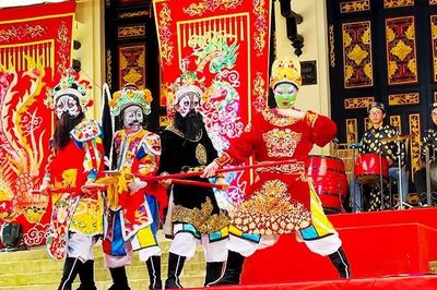 Hát bội đang đến gần công chúng