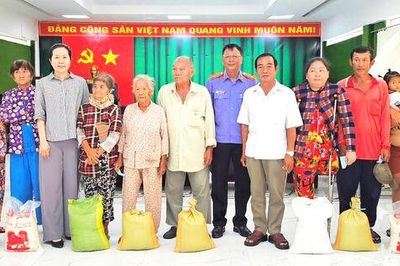 Trao 128 suất quà cho hộ nghèo, cận nghèo ở phường Hà Tiên