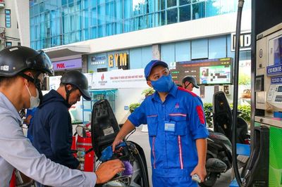 Giá xăng dầu hôm nay 30/6: Giá dầu thô dao động quanh 70 USD/thùng