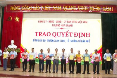 Phường Hòa Khánh công bố các nghị quyết, quyết định về kiện toàn tổ dân phố, chi bộ và ban công tác mặt trận