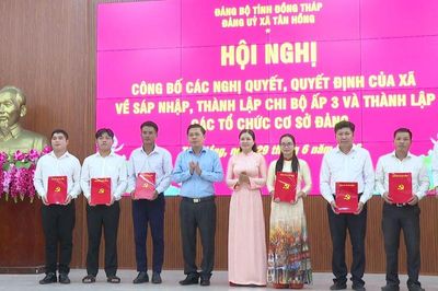 Xã Tân Hồng: Công bố các Nghị quyết, Quyết định về việc sáp nhập ấp, thành lập Chi bộ và công tác nhân sự