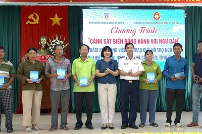 Gia Lai: Động viên và trao quà hỗ trợ ngư dân có tàu cá bị thiệt hại trong vụ hỏa hoạn
