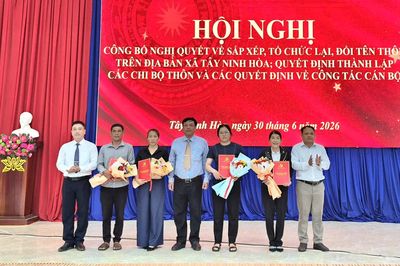 Xã Tây Ninh Hòa công bố nghị quyết sắp xếp thôn và kiện toàn các chi bộ