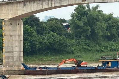 Tạm dừng cầu phao để trục vớt 2 tàu chìm trên sông Lô