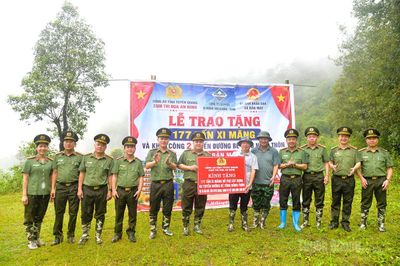 Công an tỉnh trao tặng 177 tấn xi măng hỗ trợ xây dựng đường giao thông nông thôn tại xã Bản Máy