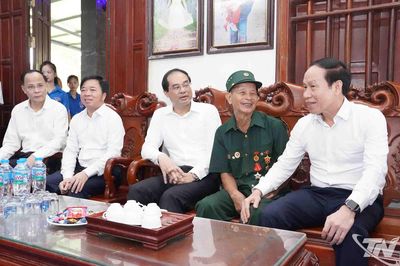 Phó Thủ tướng Chính phủ Lê Tiến Châu thăm, tặng quà gia đình chính sách tại Thái Nguyên