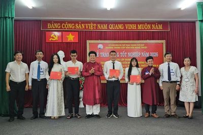Trao bằng tốt nghiệp cho hơn 70 học sinh các ngành văn hóa nghệ thuật đặc thù