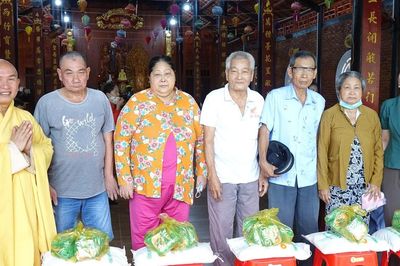 Đồng Tháp: Chùa Linh Phước tổ chức khám bệnh, phát thuốc miễn phí và tặng quà an sinh đến bà con khó khăn