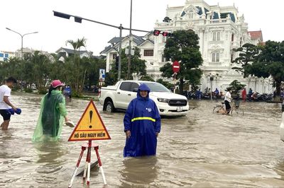 Mưa lớn gây ngập cục bộ nhiều tuyến phố ở Hải Phòng
